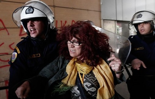 Το ξύλο στις καθαρίστριες δείχνει την αντίληψη της κυβέρνησης