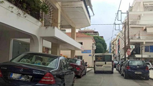 ΧΑΛΚΙΔΑ: Δύο- δύο τα αυτοκίνητα στο πεζοδρόμιο στην οδό Ιατρίδου