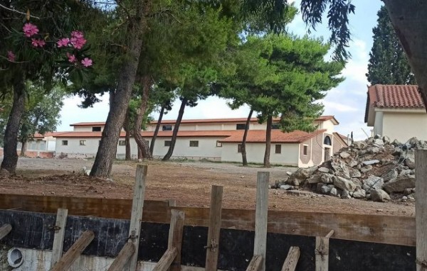 ΧΑΛΚΙΔΑ: Γκρέμισαν τον μαντρότοιχο της Σχολής Πεζικού για να αποκτήσει ανεξάρτητη είσοδο το παράρτημα του Πολεμικού Μουσείου (φωτό)