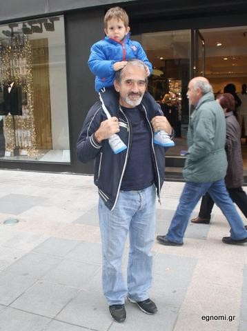 Σηκώνει με καμάρι τον εγγονό του