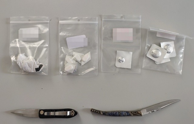 Τον έπιασαν με ναρκωτικά και σουγιάδες