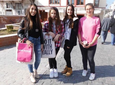 Δροσερά και χαμογελαστά κορίτσια