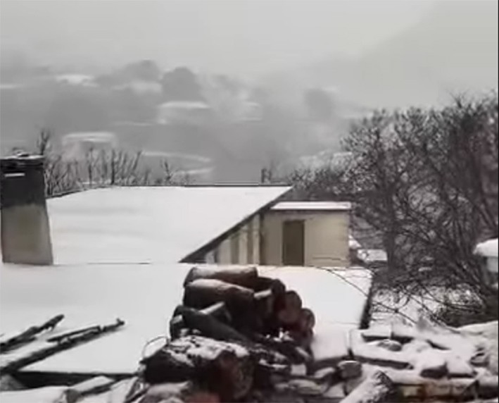 ΔΗΜΟΣ ΚΑΡΥΣΤΟΥ ΜΠΑΡΜΠΑΡΑ: Πυκνό χιόνι έριξε τη νύχτα