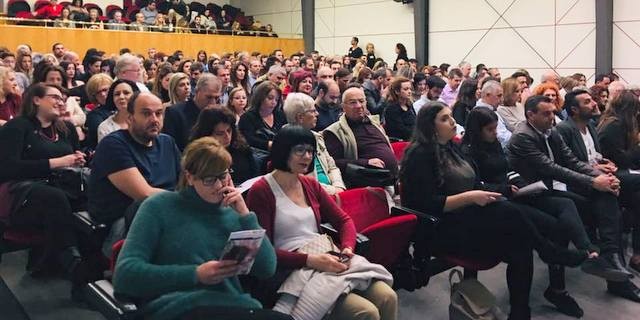 Ο ΣΥΛΛΕΚΤΗΣ: Τα γεμάτα καθίσματα του θεάτρου πρόσθεσαν άλλη μία παράσταση