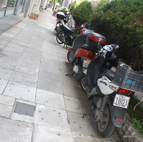 Πάρκινγκ για δίκυκλα τα πεζοδρόμια της Χαλκίδας