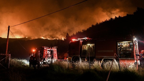ΑΛΙΒΕΡΙ ΕΥΒΟΙΑΣ: Φωτιά πίσω από το εργοστάσιο της ΑΓΕΤ στο Μηλάκι