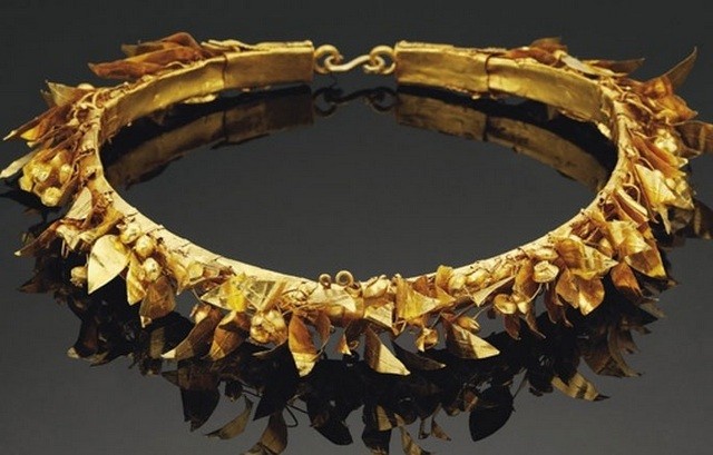 Χρυσό στεφάνι προσπάθησαν να πουλήσουν αρχαιοκάπηλοι