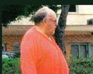 O Πάγκαλος με μπουρνούζι και παντούφλες