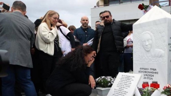 ΚΥΡΙΑΚΗ ΓΡΙΒΑ: Συγκίνηση στα αποκαλυπτήρια του μνημείου για το κορίτσι που δολοφονήθηκε έξω από το αστυνομικό τμήμα