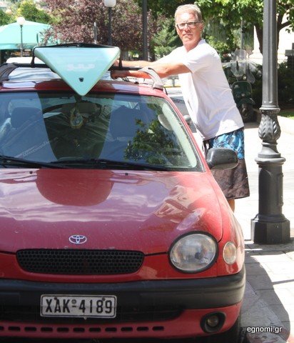 Ετοιμάζεται για σέρφινγκ ο Βίκτωρας