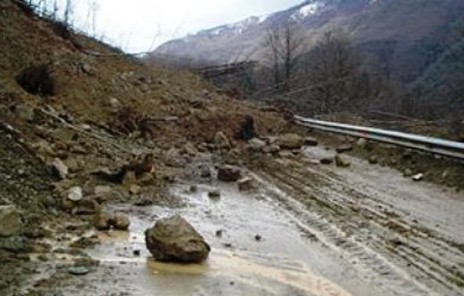 Kλειστός λόγω κατολισθήσεων ο δρόμος στο Δερβένι