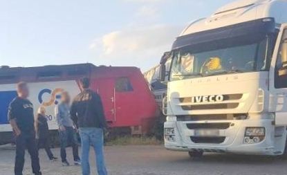 Τρένο συγκρούστηκε με νταλίκα