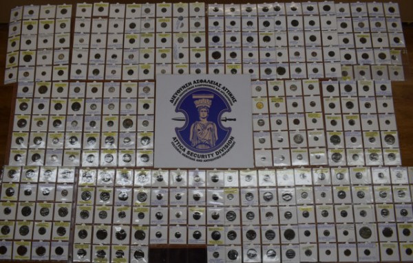 Αρχαιοκάπηλος κατείχε πάνω από 400 αρχαία νομίσματα (φωτό και video)