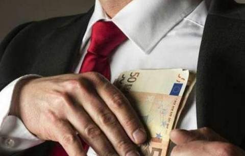 Απολύθηκαν δύο υπάλληλοι της Περιφέρειας Αττικής επειδή τα ...έπιαναν