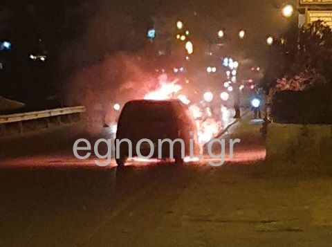 ΧΑΛΚΙΔΑ: Το ΙΧ πήρε φωτιά από βραχυκύκλωμα