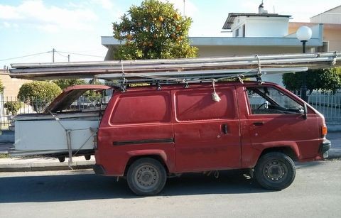 Φόρτωσαν 16 μεταλλικά πάνελ στο φορτηγάκι