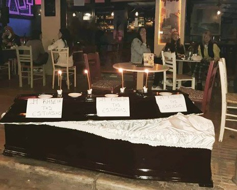 Μεζεδοπωλείο έβγαλε φέρετρο στο πεζοδρόμιο γράφοντας «Η κηδεία της εστίασης»