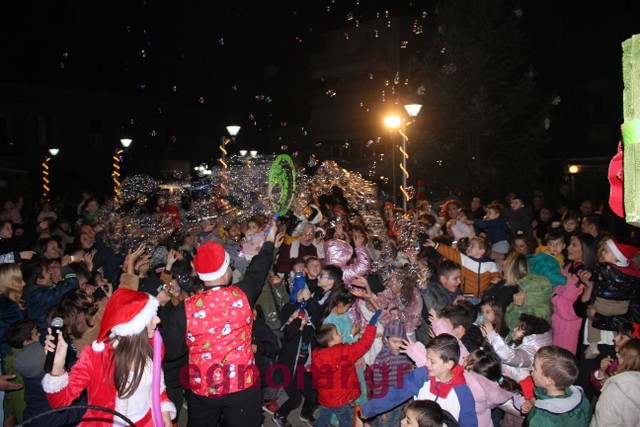 ΨΑΧΝΑ: Βούλιαξε η πλατεία για το άναμμα του Χριστουγεννιάτικου δέντρου (βίντεο)