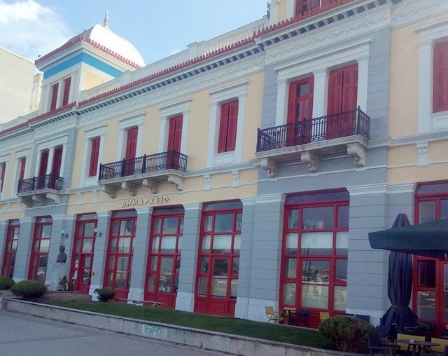 ΧΑΛΚΙΔΑ: Συγκέντρωση διαμαρτυρίας εκπαιδευτικών μπροστά στο Δημαρχείο