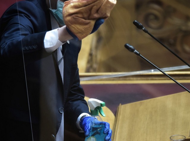 Βουλή: Μητσοτάκης και Τσίπρας πίσω από ...πλεξιγκλάς