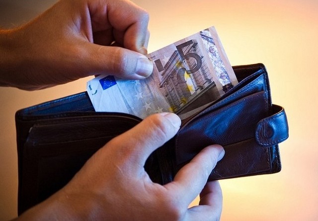 Ελάχιστο Εγγυημένο Εισόδημα: Ποιοι θα πάρουν 900 ευρώ τον Δεκέμβριο (VIDEO)