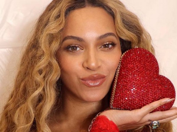 Η Beyonce άλλαξε στιλ! Δείτε τη με αφέλειες..