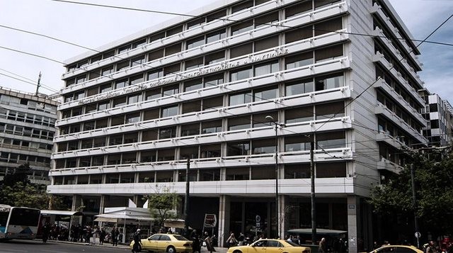 Ο Ρουβίκωνας πέταξε τρικάκια στο γραφείο του Τσακαλώτου!