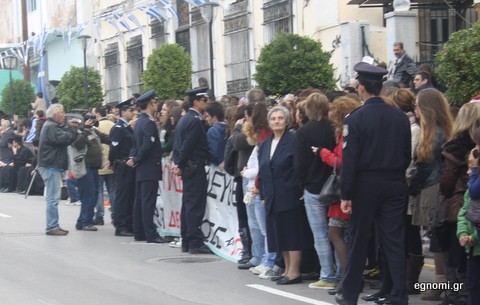 Δύο συνταξιούχοι μιλούν στην παρέλαση