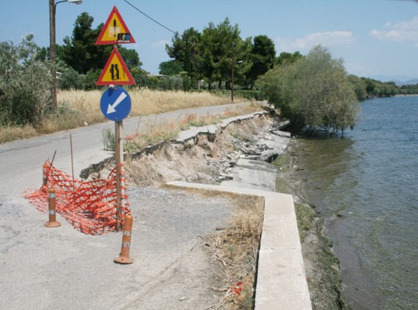 Φτιάχνουν επιτέλους τον παραλιακό δρόμο στο Φάρο Αυλίδας