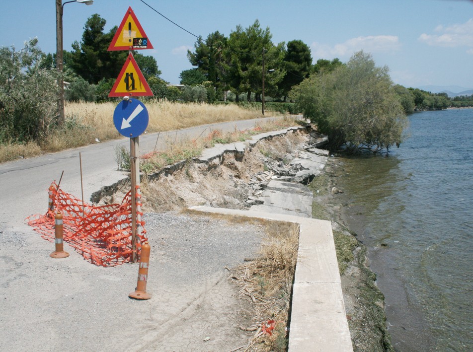 Φτιάχνουν επιτέλους τον παραλιακό δρόμο στο Φάρο Αυλίδας