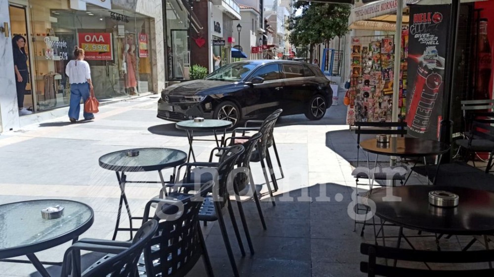ΧΑΛΚΙΔΑ: Αυτοκίνητο παρκαρισμένο μπροστά στο περίπτερο στον πεζόδρομο της Αβάντων