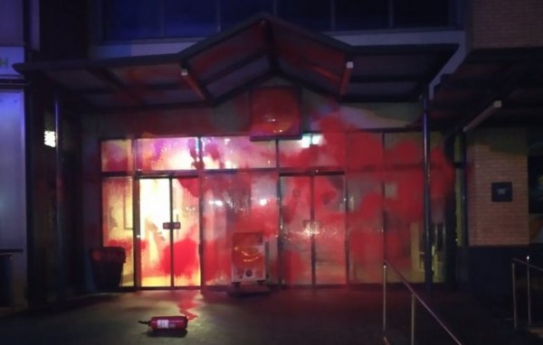 Καταδρομική επίθεση με κόκκινη μπογιά σε 7 σούπερ μάρκετ