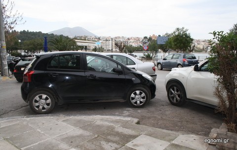 Μονίμως διπλοπαρκαρισμένα αυτοκίνητα