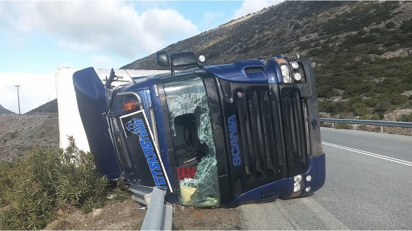 ΝΟΤΙΑ ΕΥΒΟΙΑ: Νταλίκα ανατράπηκε στο δρόμο Στύρων - Καρύστου (φωτό)