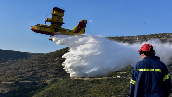 ΚΑΡΥΣΤΙΑ: Φωτιά στους Τσακαίους - Εκκενώθηκε ξενοδοχείο - Ήχησε το 112