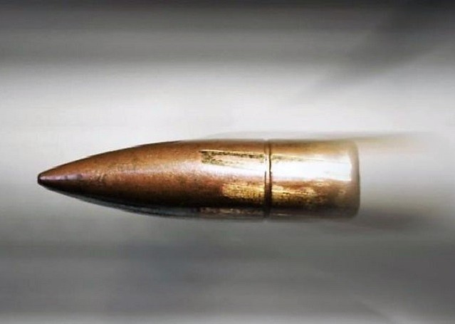 Αδέσποτη σφαίρα καρφώθηκε σε ταξί - Σοκαρισμένοι οδηγός και πελάτισσα (VIDEO)