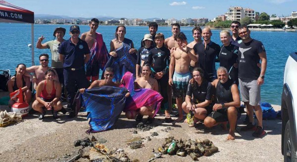 ΛΕΥΚΑΝΤΙ ΧΑΛΚΙΔΑΣ: Δράση καθαρισμού του βυθού στο μικρό λιμάνι (φωτό)