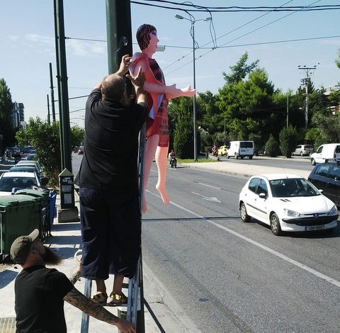 Κρέμασε κούκλες για σεξ στους δρόμους!