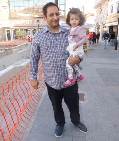 Στην αγκαλιά του μπαμπά η Αλεξάνδρα