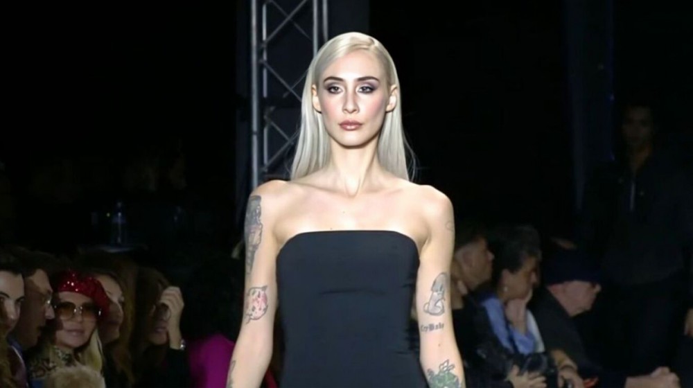 Κιάρα Μαρκέζη: Η εγγονή του Άκη Τσοχατζόπουλου έκανε πασαρέλα στην Εβδομάδα Μόδας (VIDEO)