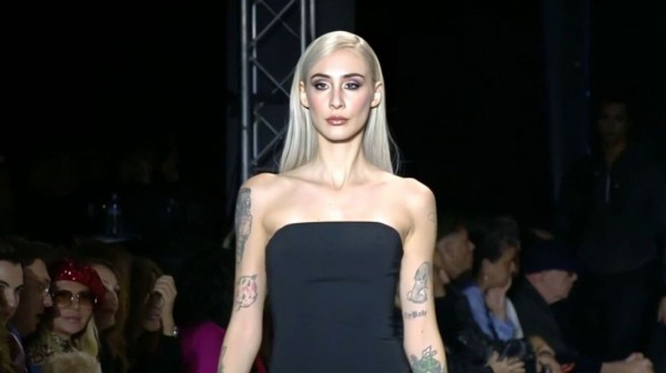 Κιάρα Μαρκέζη: Η εγγονή του Άκη Τσοχατζόπουλου έκανε πασαρέλα στην Εβδομάδα Μόδας (VIDEO)