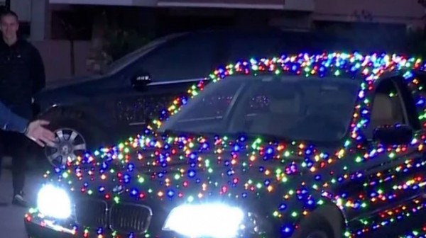 Πλησιάζουν τα Χριστούγεννα: 20χρονος στόλισε το αυτοκίνητό του με 1780 λαμπάκια (VIDEO)