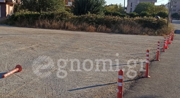 ΑΛΙΒΕΡΙ: Ασυνείδητοι οδηγοί σπάζουν τα κολονάκια στο 2ο Δημοτικό Σχολείο