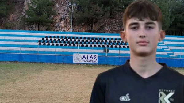 Συγκίνηση στο τελευταίο αντίο στον 16χρονο ποδοσφαιριστή που τραυματίστηκε θανάσιμα στο κεφάλι σε αγώνα