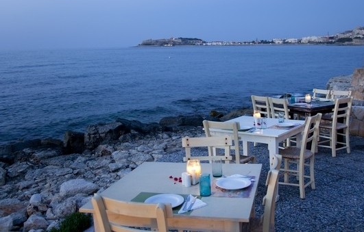 Απαιτούνται αιτήσεις για τραπεζάκια δίπλα στο κύμα