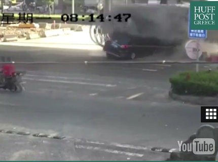 Νταλίκα πέφτει πάνω σε αυτοκίνητο και το διαλύει (VIDEO)