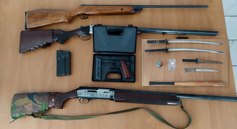 ΣΤΕΡΕΑ ΕΛΛΑΔΑ: Έλληνας διατηρούσε οπλοστάσιο στο σπίτι του - Κατασχέθηκαν τουφέκια, πιστόλι και σπαθιά σαμουράι (φωτό)