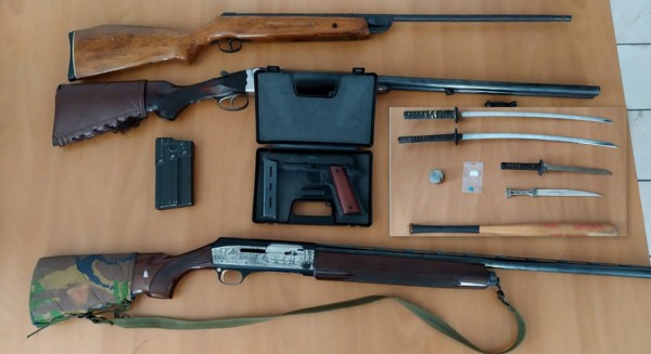 ΣΤΕΡΕΑ ΕΛΛΑΔΑ: Έλληνας διατηρούσε οπλοστάσιο στο σπίτι του - Κατασχέθηκαν τουφέκια, πιστόλι και σπαθιά σαμουράι (φωτό)