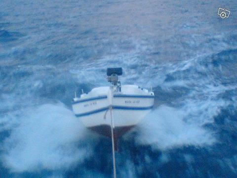 Ψαράδες κινδύνεψαν να πνιγούν στα Πολιτικά