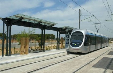 Εβαλαν φωτιά με γκαζάκια στο συρμό του τραμ